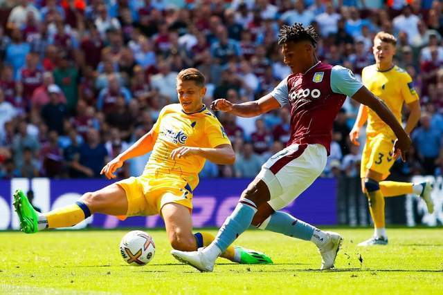 湖人球员通道签名小孩实为工作人员安排