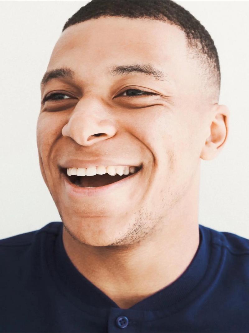 积雪已覆盖球场，加拿大联赛球员在雪战中完成潇洒倒钩得分